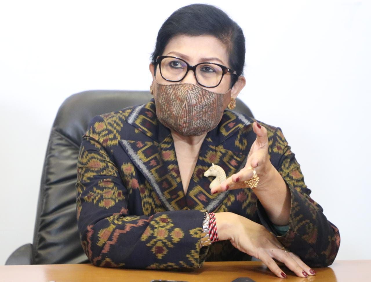 podiumnews.com-Kain Endek Jadi Rancangan Christian Dior, Ny. Putri Koster Harap Bali Dapat Benefit